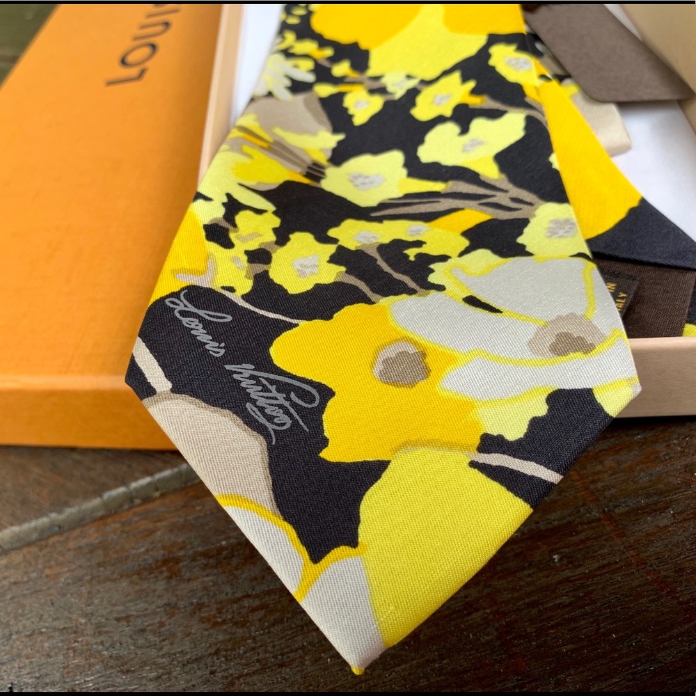🌴VIBRANT🌴🆕🌼💯🔥LOUIS VUITTON LIMITED BLK YELLOW FLORAL VIBES MOTIF TIE🔥 - Picture 8 of 17